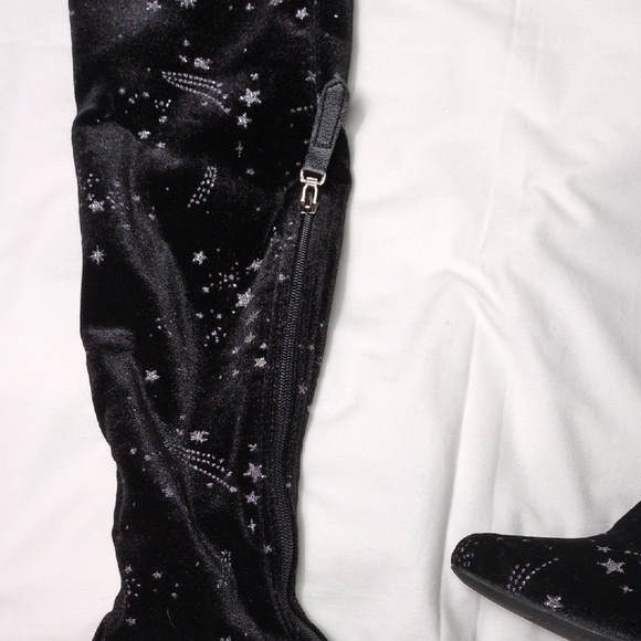 Black Velvet Star-Embellished Women's Block Heel Boots - Picture 4 of 7